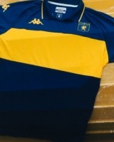 热那亚发第四球衣，庆祝由热那亚移民创立的博卡青年成立120周年