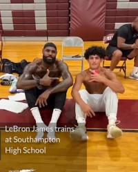 幸运！詹姆斯近日在纽约邀请一名高中生和他一起训练