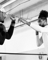 九游官网-教练我想学打拳！奥比-托平和詹姆斯-约翰逊进行拳击训练