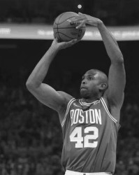 九游官网-36岁的霍福德依旧能征善战，绿军留下他一举多得