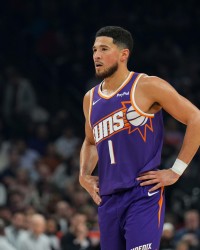 九游体育-望无大碍！布克防守起跳落地时疑似扭伤 去更衣室后已回替补席