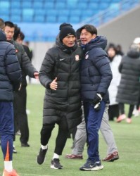 九游体育-青岛两队大变样 德比战和为贵两土帅斗法未分胜负