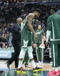 18分大逆转！爆冷掀翻东部第一！字母哥伤退，奇兵7中7轰15+14