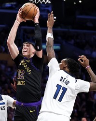 九游官网-手感依然不佳，但湖人侧翼新星却展现出了一些其他方面的技能？